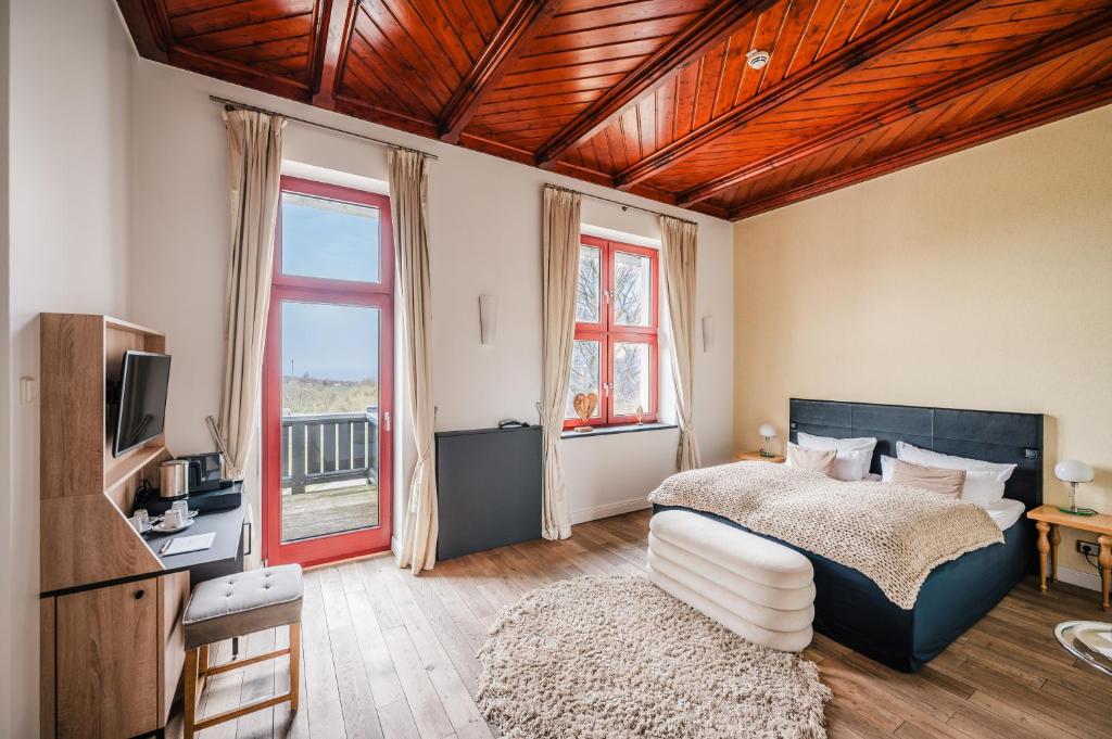 Postel nebo postele na pokoji v ubytování Romantik Hotel Schloss Ranzow