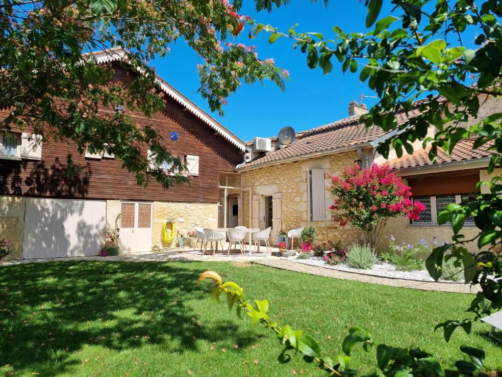 uma vista para uma casa com um quintal em L'Esprit du 24 em Rouffignac-de-Sigoulès