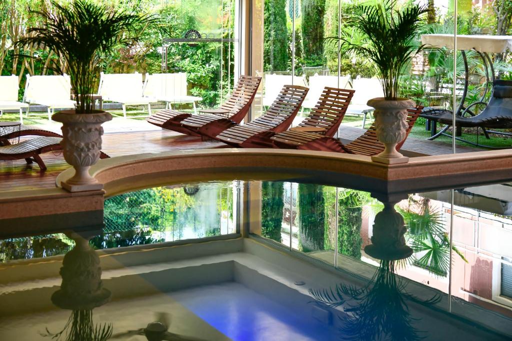 Bazén v ubytování Admiral Hotel Villa Erme nebo v jeho okolí