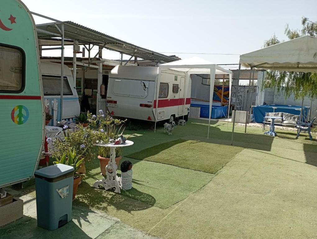 Imagen de la galería de Caravanas y habitaciones para relajarse, en Sax