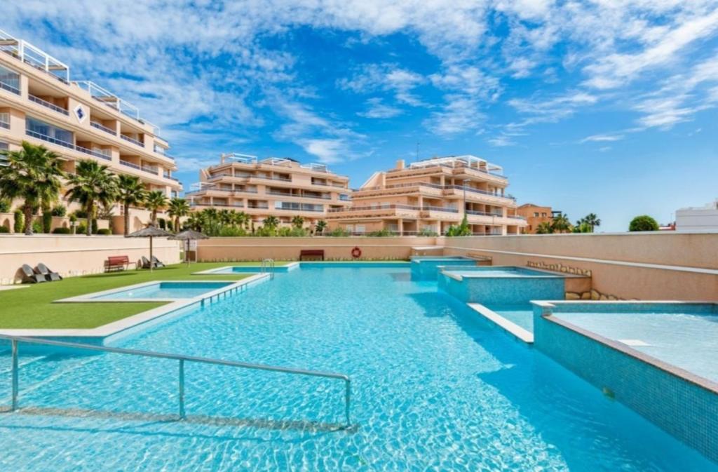 una piscina in un resort con due edifici alti di Vista del Sol 2 bed 2 bath Aptm! a Orihuela