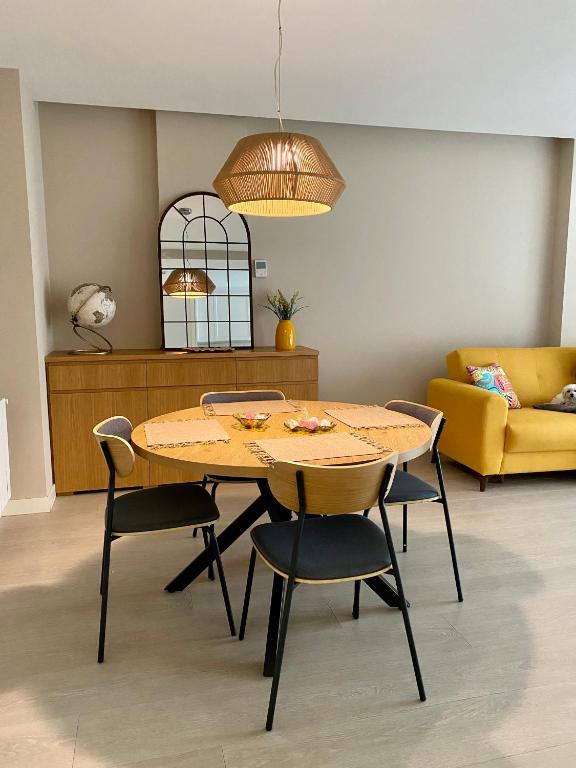 a dining table and chairs in a living room at Apartamento Moderno Centro Bilbao in Bilbao