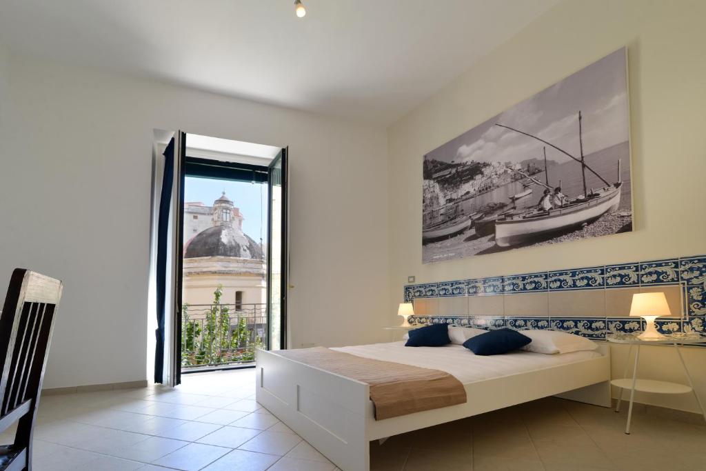 1 dormitorio con cama y ventana grande en Santi e Saraceni Rooms, en Salerno