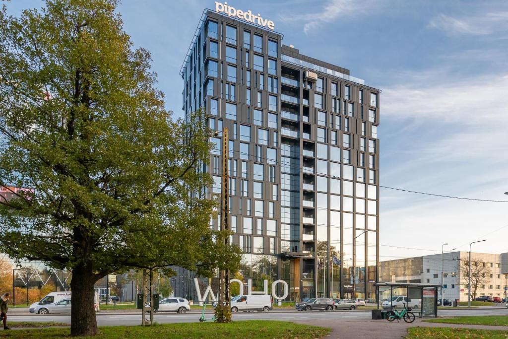 un edificio alto con un cartel encima en WoHo Luxury appartments, en Tallin