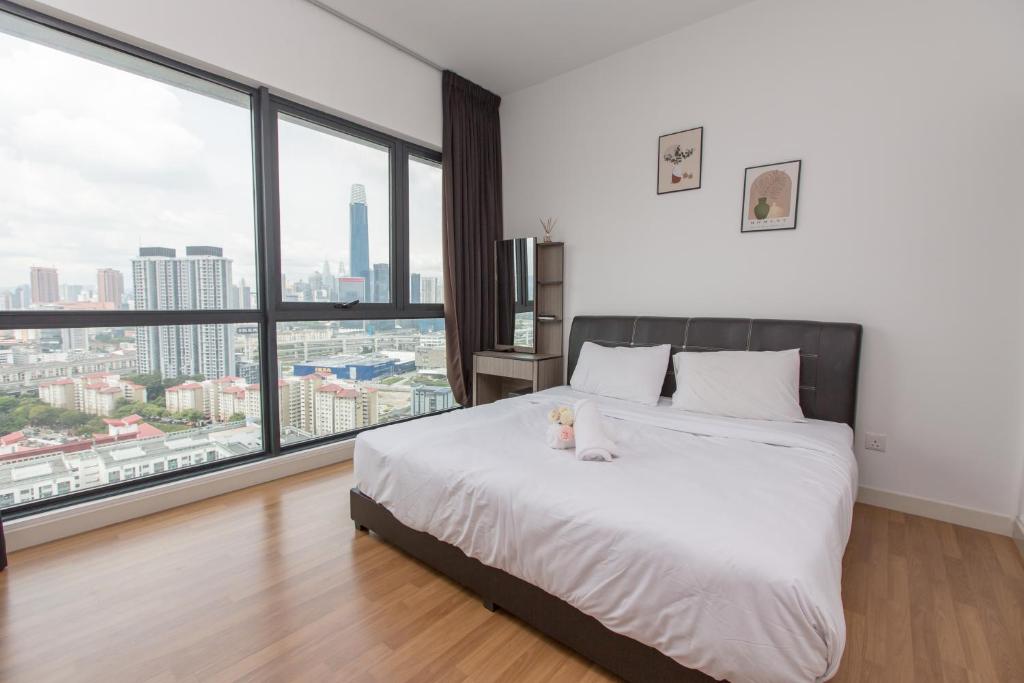 1 dormitorio con 1 cama grande y ventanas grandes en V Residence 2R2B at Sunway Velocity by Bai Yi # 2705, en Kuala Lumpur