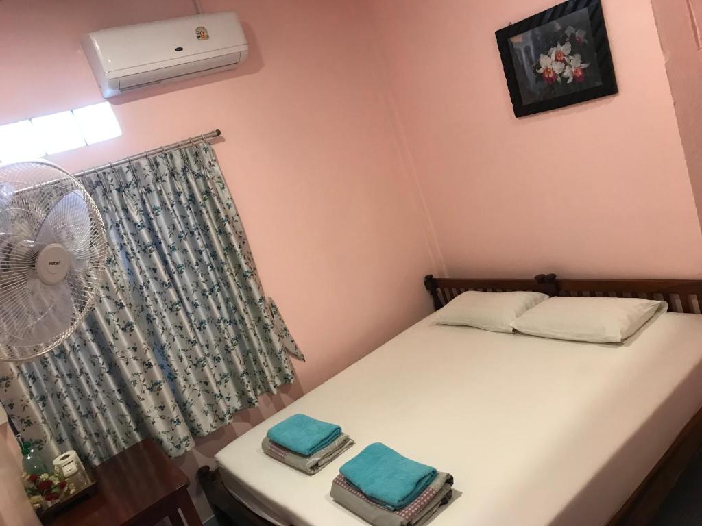 Postel nebo postele na pokoji v ubytování Vitoonguesthouse2fanrooms & Aircondition