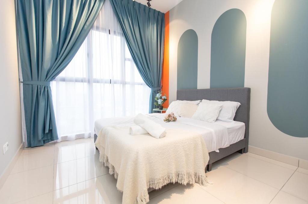 um quarto com uma cama grande e cortinas azuis em Trion KL 2R1B by Bai Yi # 1205 em Kuala Lumpur