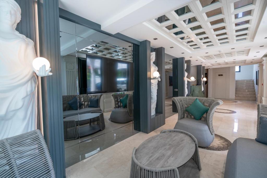 TV a/nebo společenská místnost v ubytování Simus Beach Hotel