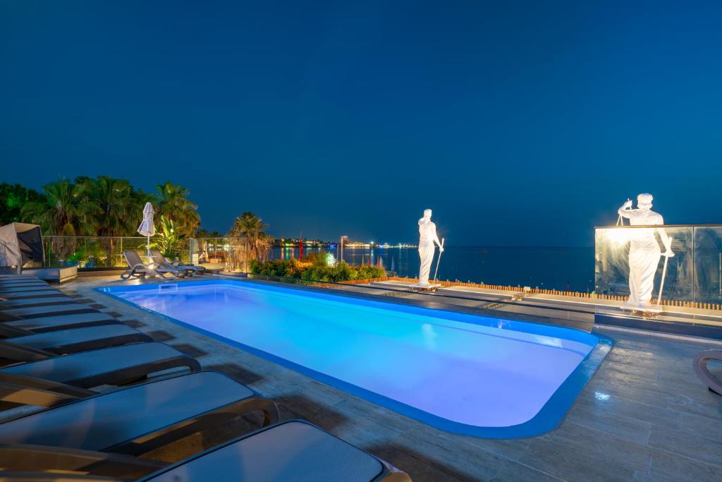 Bazén v ubytování Simus Beach Hotel nebo v jeho okolí