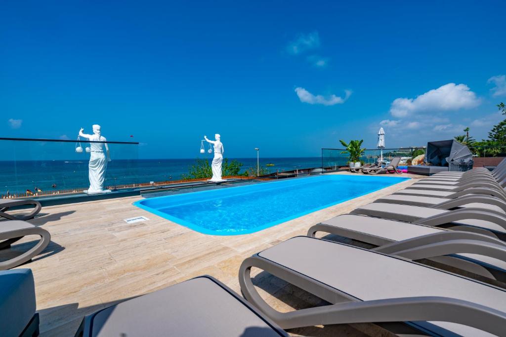 Bazén v ubytování Simus Beach Hotel nebo v jeho okolí