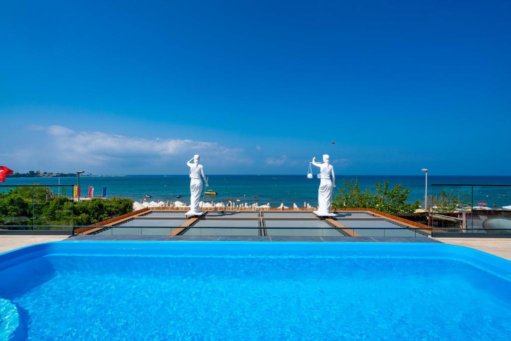 Bazén v ubytování Simus Beach Hotel nebo v jeho okolí
