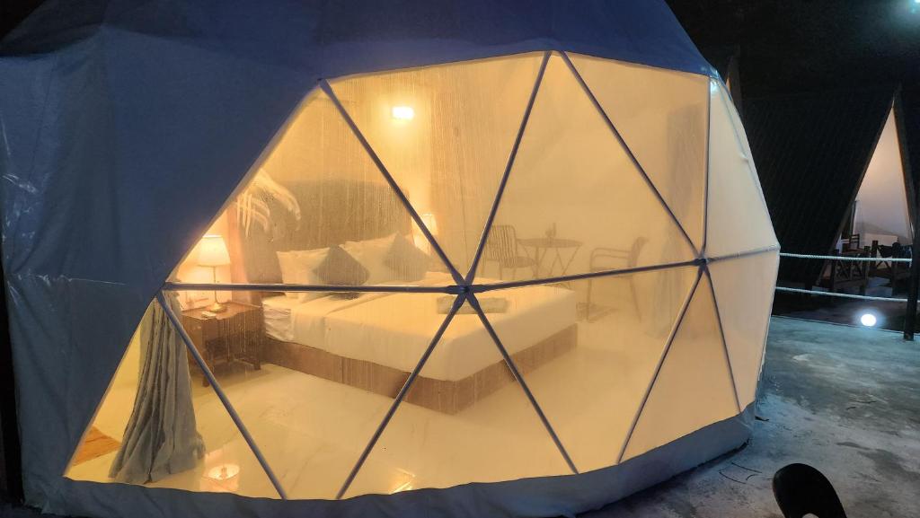 ティオマン島にあるDumba Bay Tiomanのテント内のベッド1台が備わる客室です。