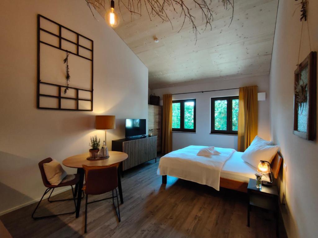 Postel nebo postele na pokoji v ubytování das herzstück - Schaubrennerei, Hausbrauerei & Apartments