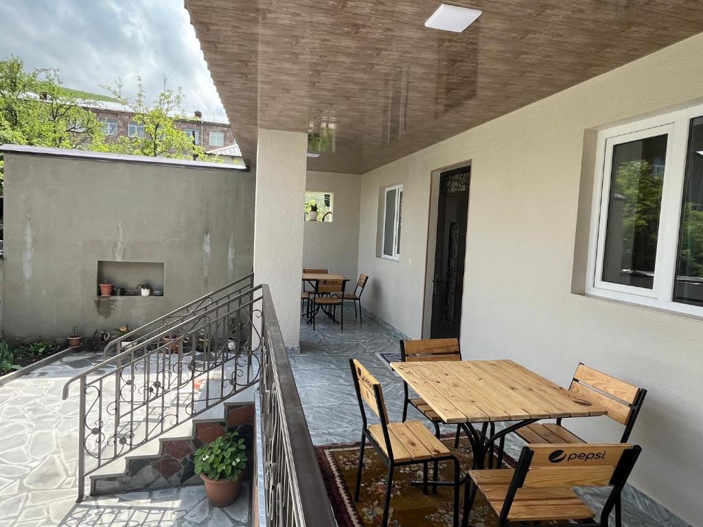 Balkón nebo terasa v ubytování Inexpensive house