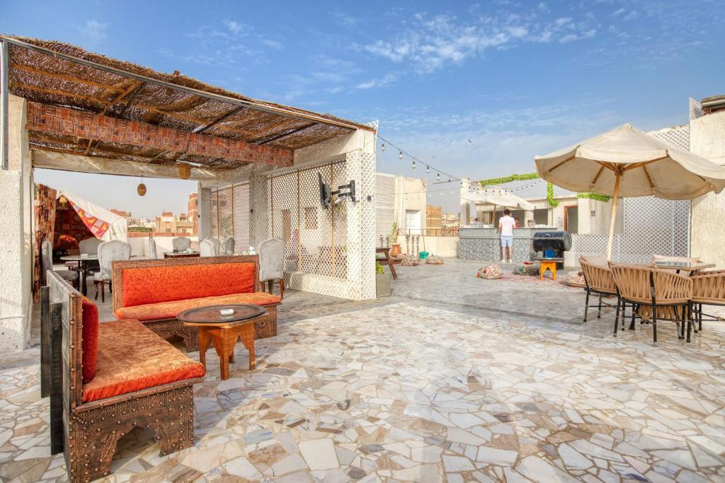 Villa Khufu Pyramids Hotel的庭院或其他户外区域