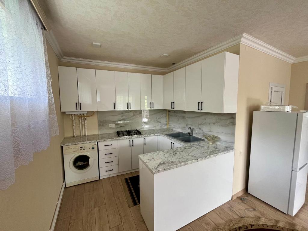 Kuchyň nebo kuchyňský kout v ubytování Inexpensive house