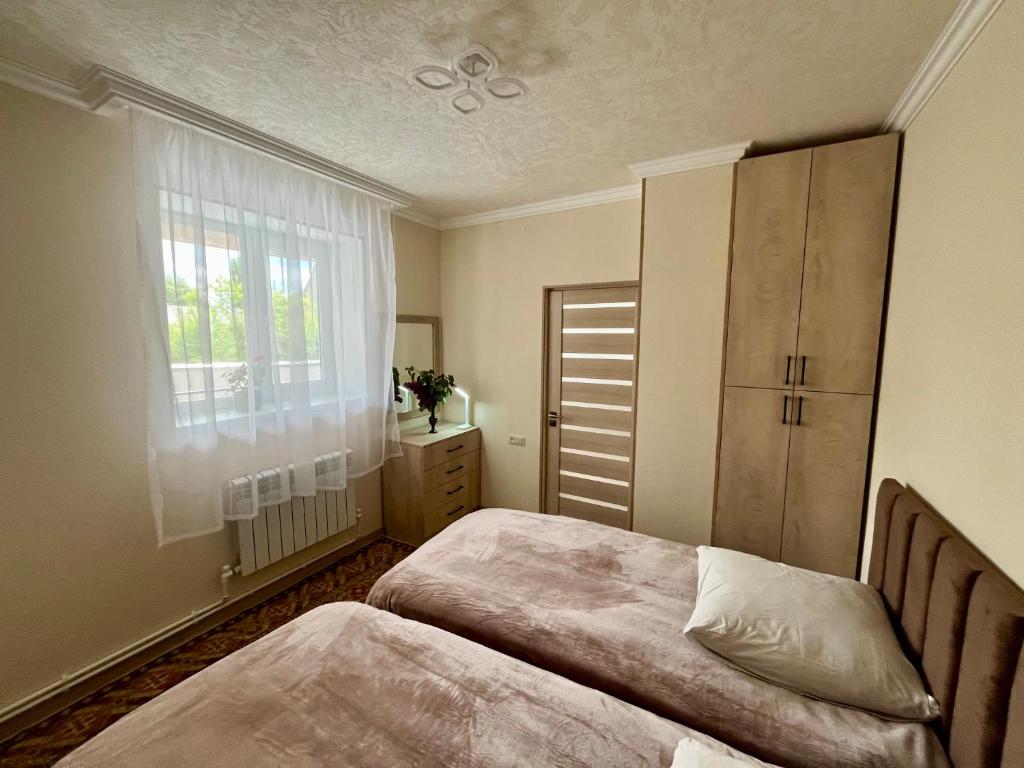 Un pat sau paturi într-o cameră la Inexpensive house