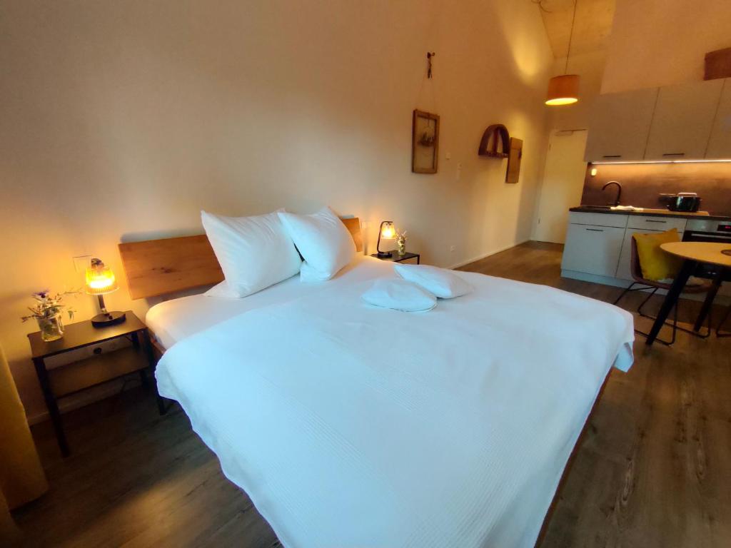 Postel nebo postele na pokoji v ubytování das herzstück - Schaubrennerei, Hausbrauerei & Apartments