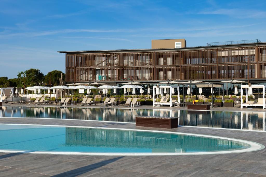 Бассейн в Lino delle Fate Eco Resort или поблизости
