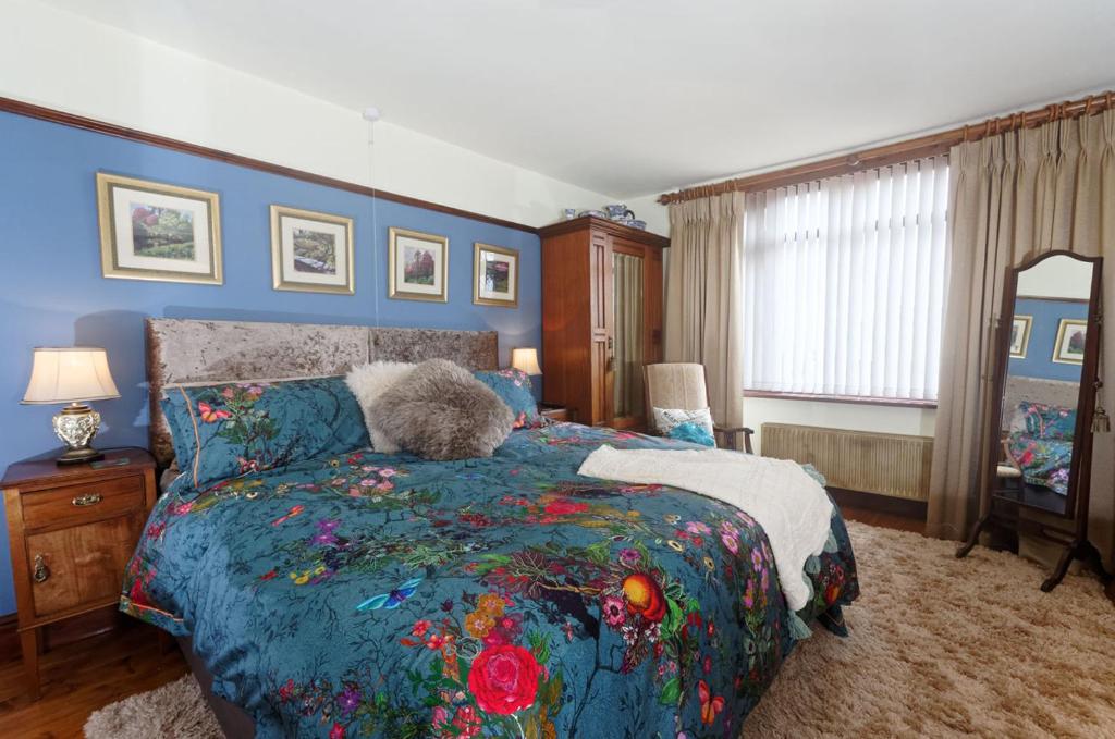 利斯卡德的住宿－特格達爾住宿加早餐旅館，一间卧室配有一张带花卉床罩的床