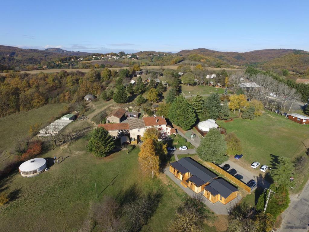 - une vue aérienne sur une maison avec une grande cour dans l'établissement Domaine de Chantesse, Location de salles et Hebergements, seminaires , accueil de groupes, à Les Veyrières