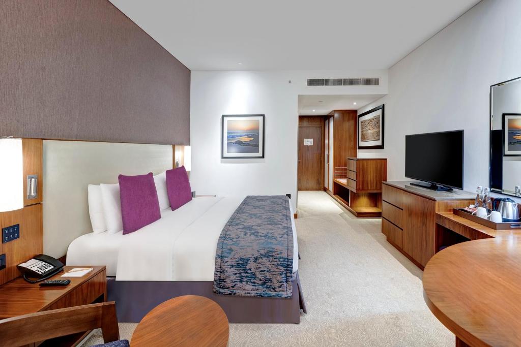 TV a/nebo společenská místnost v ubytování Crowne Plaza Muscat OCEC by IHG
