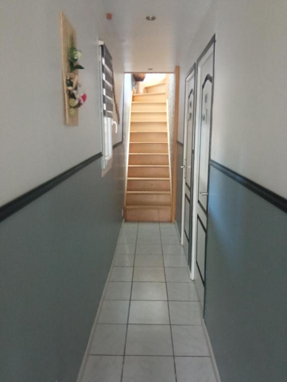 un couloir avec un escalier dans une maison dans l'établissement L'esteve, à Coulogne