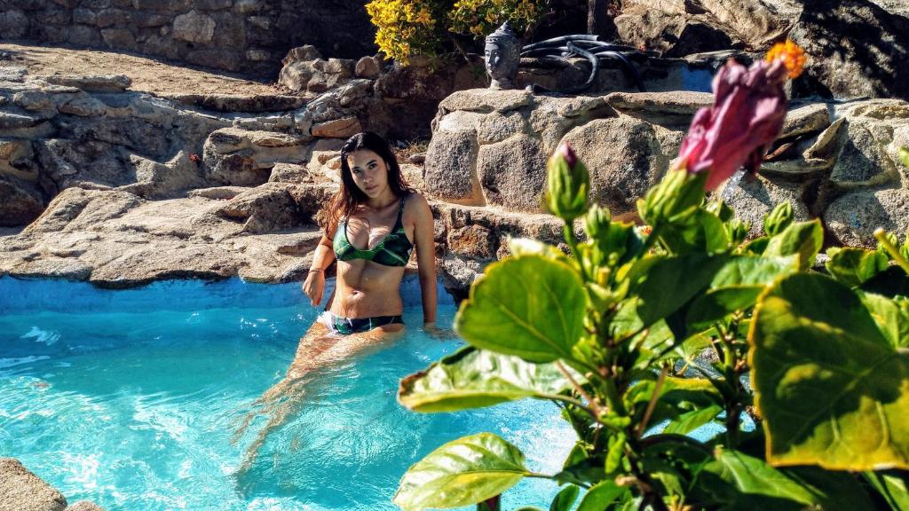 una mujer en bikini en una piscina en Almazara de San Pedro en Eljas