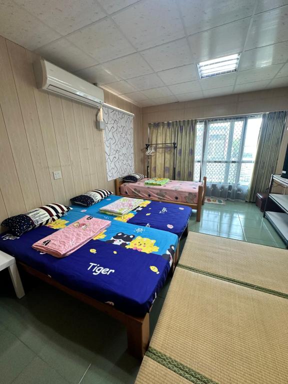枋寮鄉的住宿－枋寮枋居背包客棧Fang Ju Backpackers，一间卧室,配有两张床