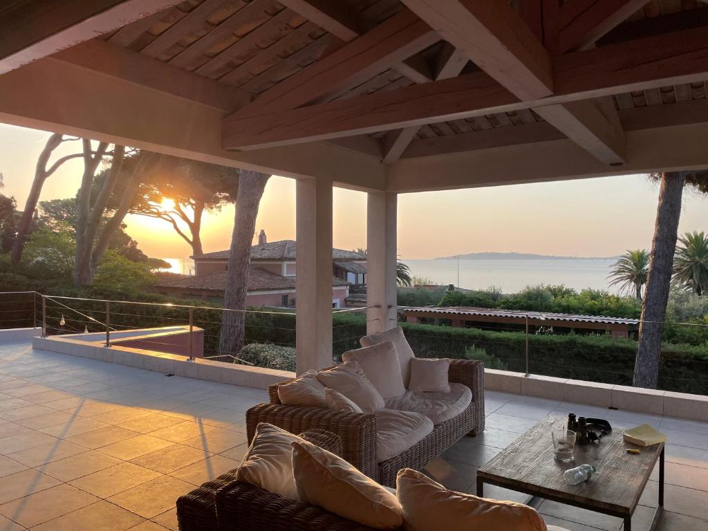 un salon avec un canapé et une table basse dans l'établissement Très belle villa Vue magnifique sur Saint Tropez Grimaud, à Grimaud