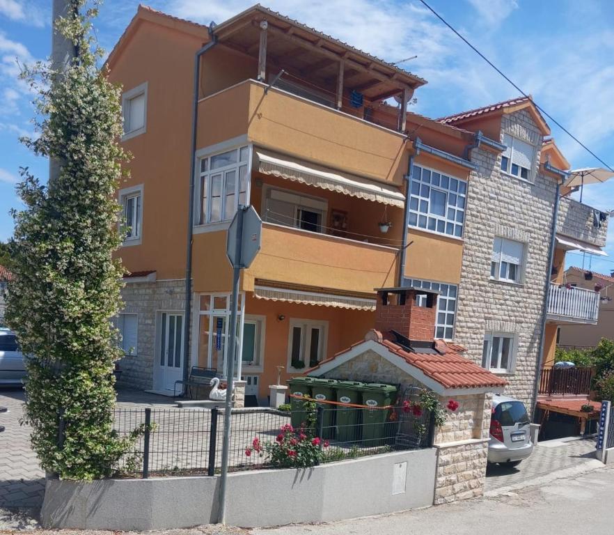 un edificio con una señal de stop delante de él en Apartment Radalj, en Kaštela
