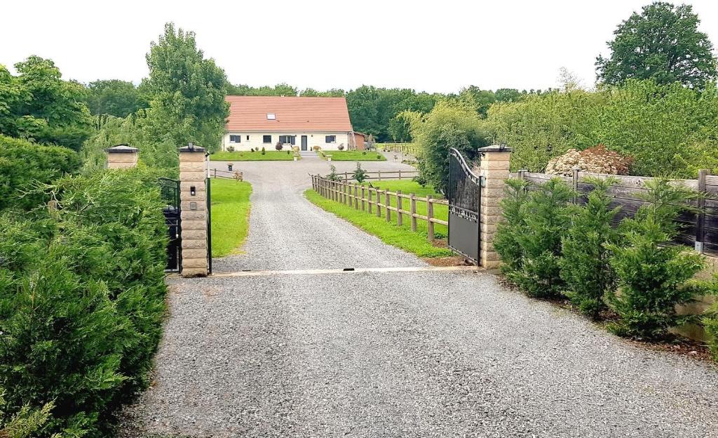 a driveway with a gate leading to a house at LE CLOS DES PRAIRIES Suite 2 grandes chambres in Saint-Yan