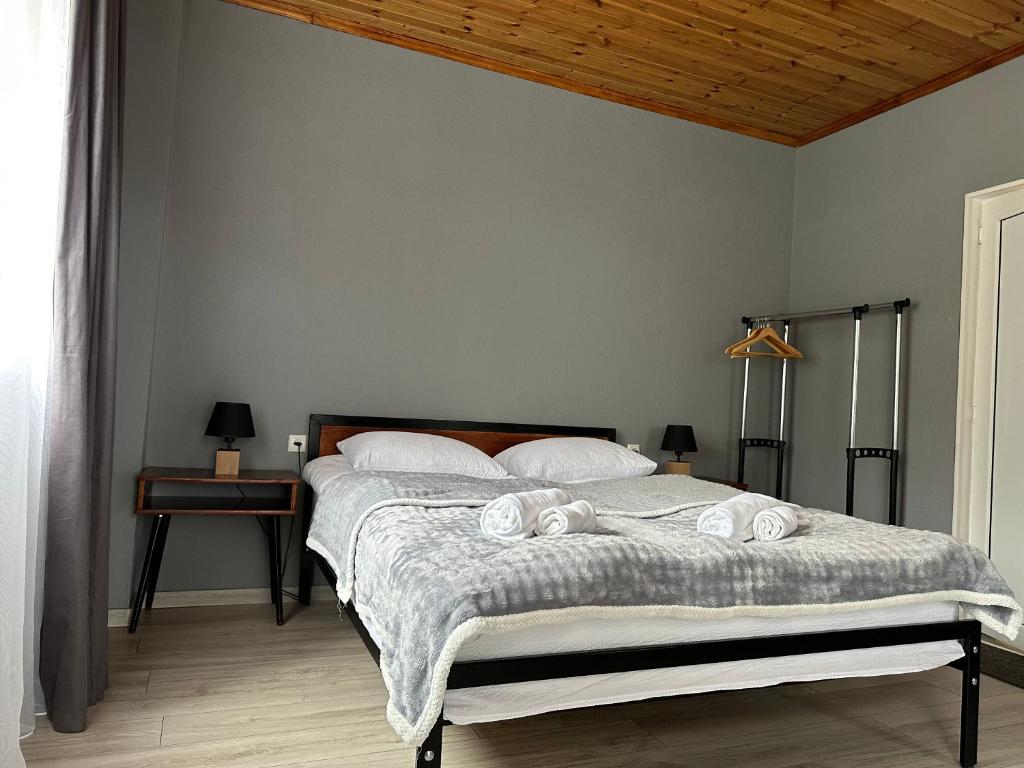 Postel nebo postele na pokoji v ubytování Kazbegi Green Yard