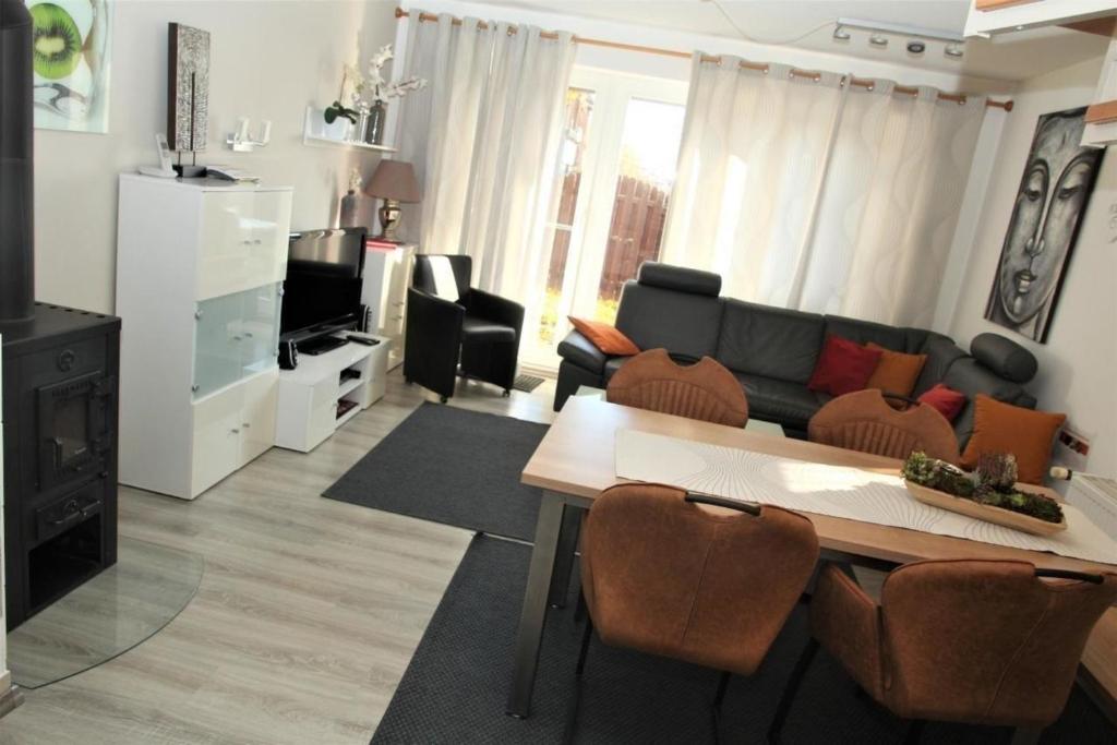 Zandt的住宿－Ferienhaus Adele - Allergiker geeignet，客厅配有沙发和桌子