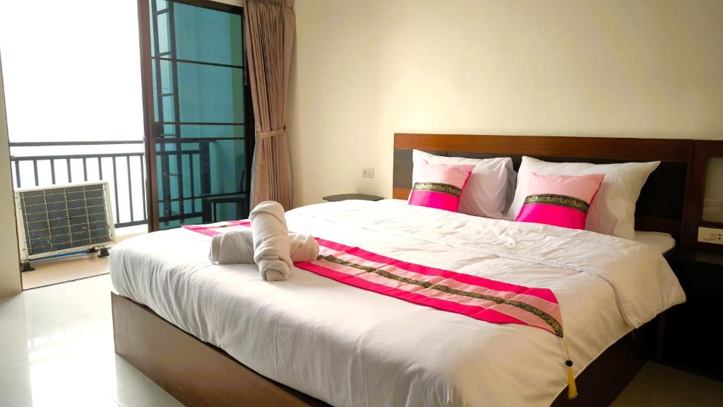 Postel nebo postele na pokoji v ubytování Lucky Buako Hotel Patong
