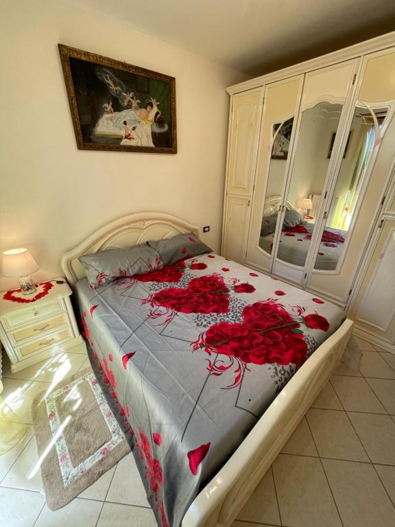 een slaapkamer met een bed met rode rozen erop bij Casa Lilly in Bussolengo