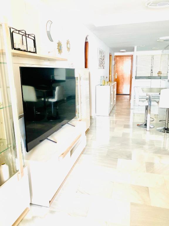TV a/nebo společenská místnost v ubytování Villa Puerto Beach vistas al mar
