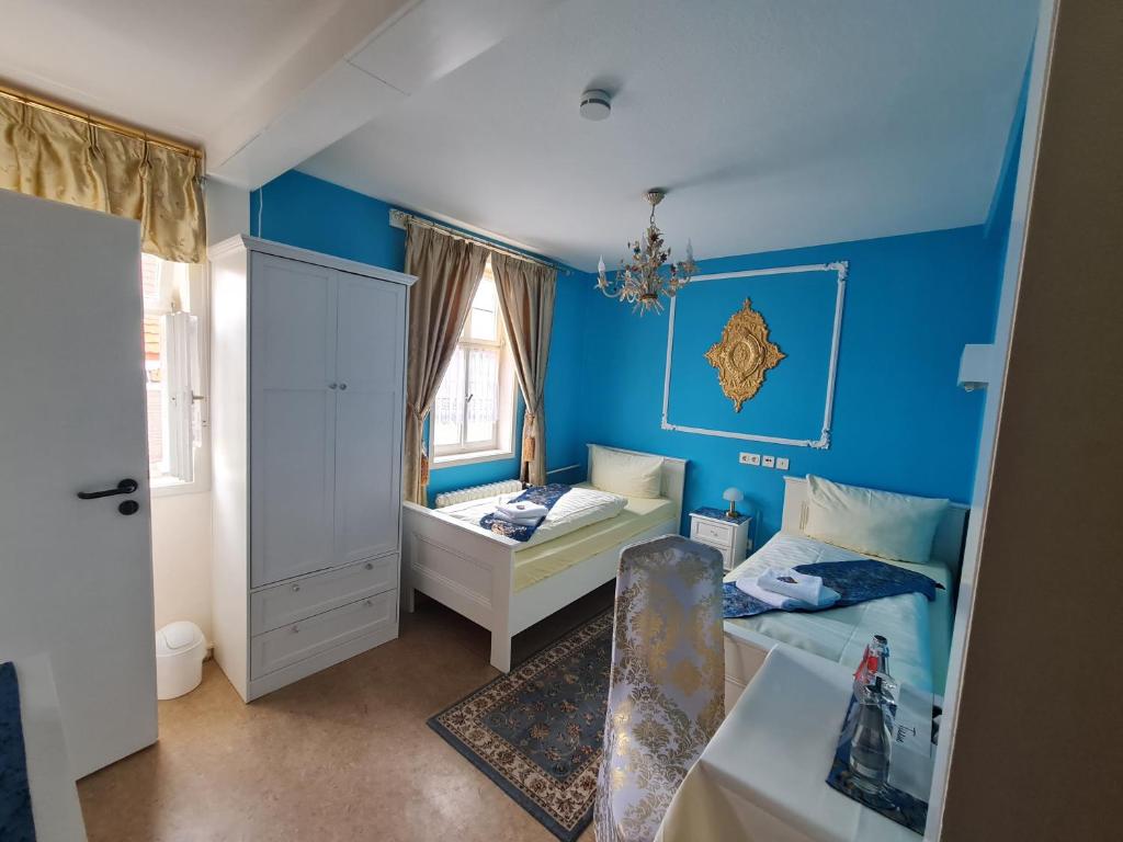 Hotel & Café Schachtenburg - Double Room With Two Single Beds
