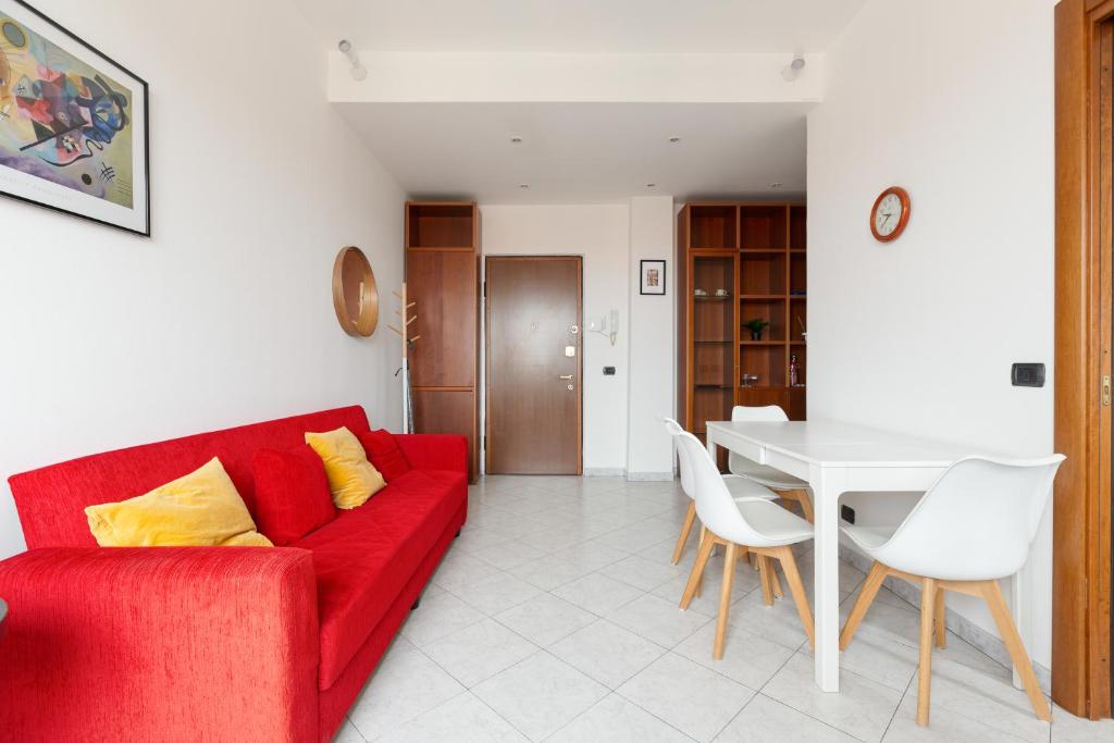 GuestHost - Piazzale Brescia- Cosy Apt with Balcony