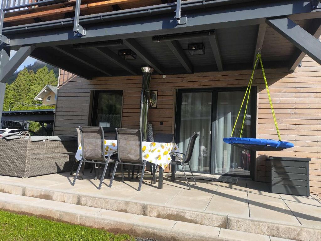 a patio with a table and chairs on a house at Casa Tara in Döbriach