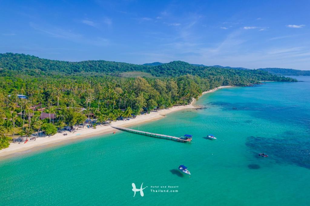 een luchtzicht op een strand met boten in het water bij Seafar Resort in Ko Kood