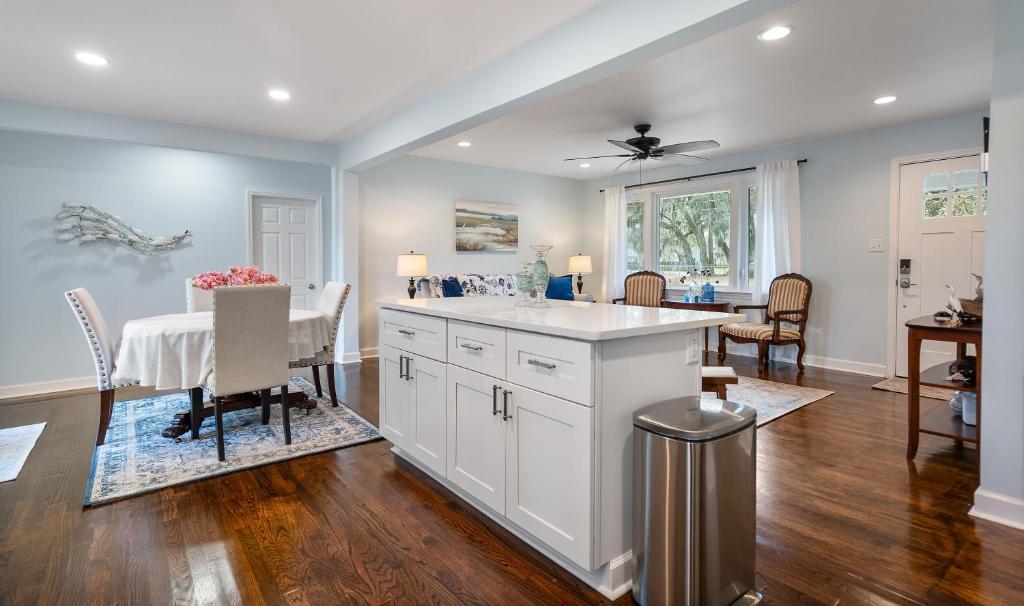 Fotografie z fotogalerie ubytování Camellia House - 7 minutes to MCRD Parris Island Graduation Family Friendly, Beach Pass Included v destinaci Beaufort