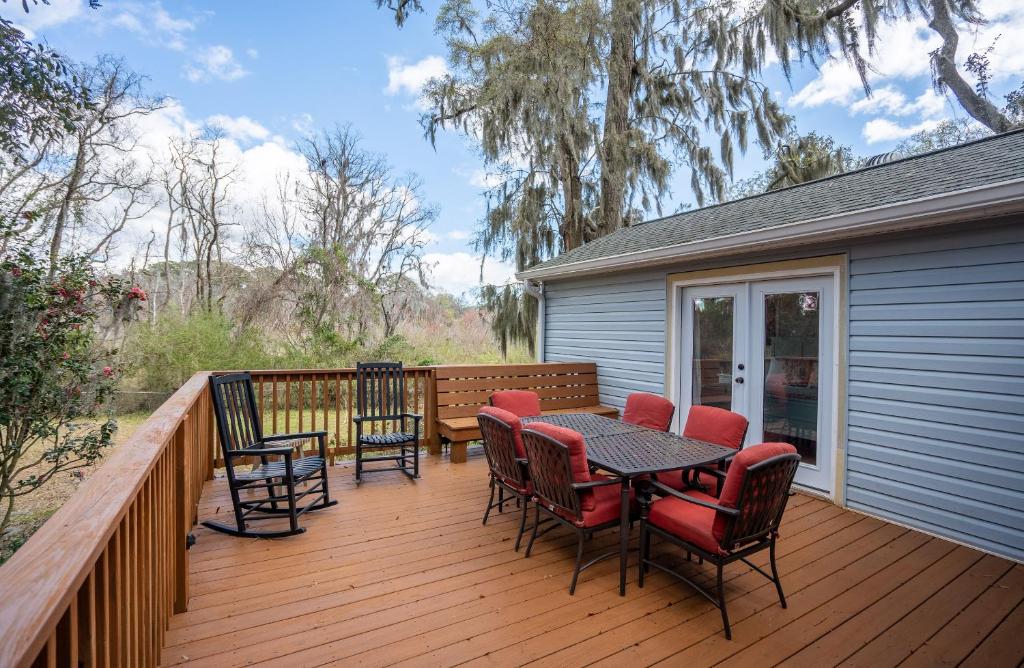 Balkón nebo terasa v ubytování Camellia House - 7 minutes to MCRD Parris Island Graduation Family Friendly, Beach Pass Included