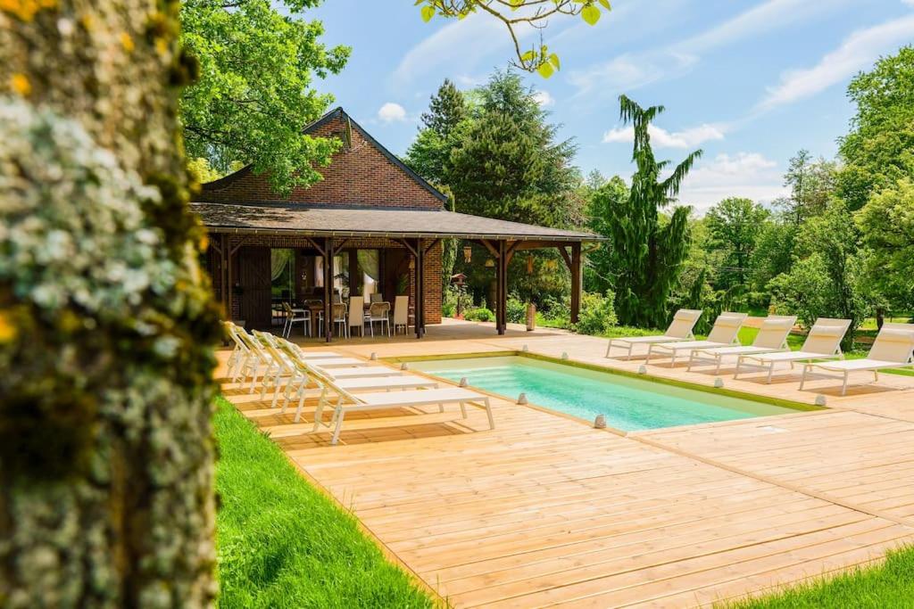 Kolam renang di atau dekat dengan Villa piscine jacuzzi étang ,la casa del cookie 2