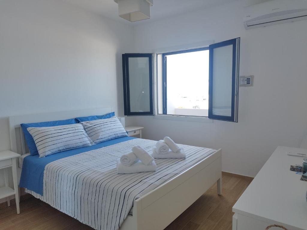 1 dormitorio con 1 cama con toallas en Sky and Sea Apartment Calasetta, en Calasetta