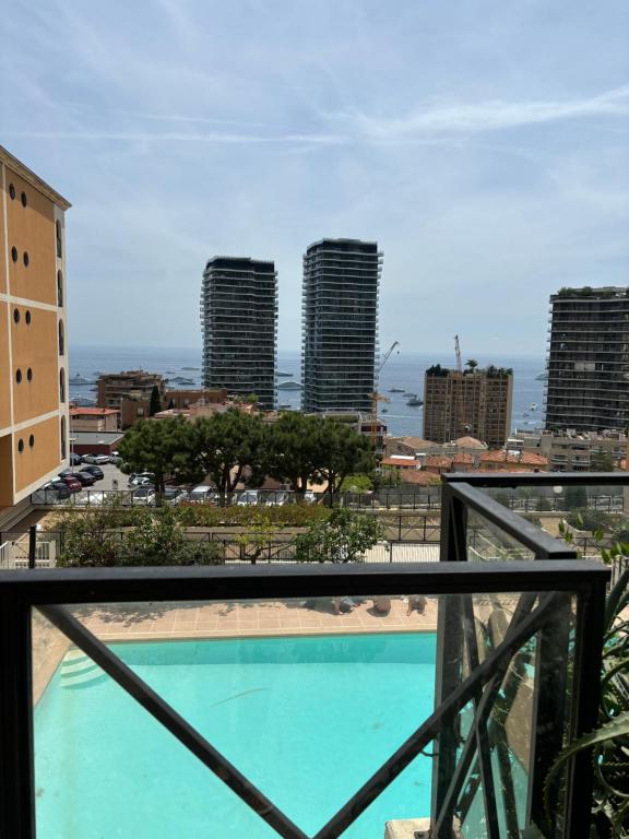 Výhled na bazén z ubytování Monte-Carlo confortable apartment air-conditioned, beach 8 mn by foot nebo okolí