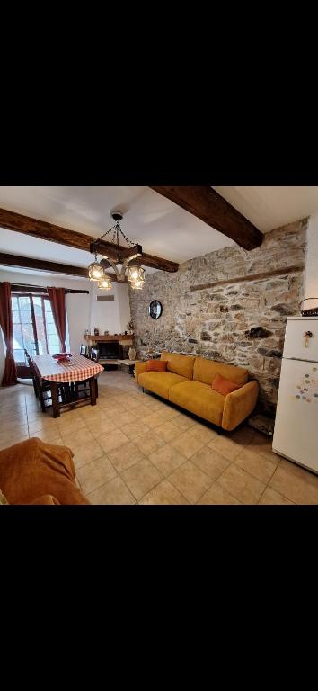 un salon avec un canapé et une table dans l'établissement Les semailles, à Saint-Nazaire-de-Ladarez