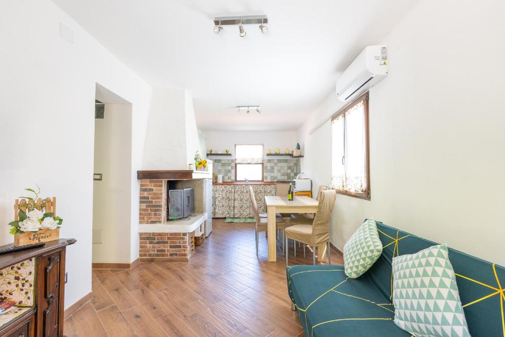 uma sala de estar com um sofá e uma sala de jantar em Speranza Apartment BBQ e Parcheggio Privato em Valverde