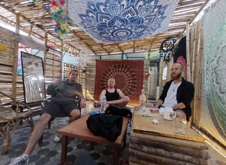 grupa trzech osób siedzących w pokoju w obiekcie Mystic Vibes Fitness Homestay Commune w Katmandu