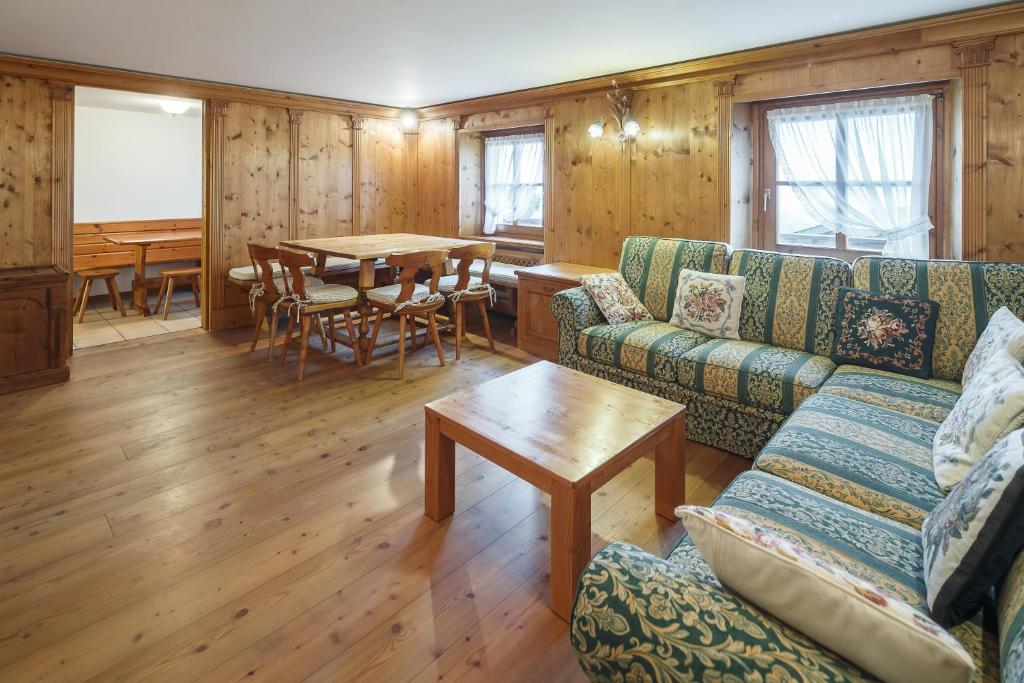 Część wypoczynkowa w obiekcie Villa Lacedel - Stayincortina